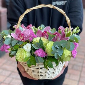 Корзина с орхидеями и розами