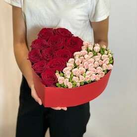 Композиция в форме сердца из роз