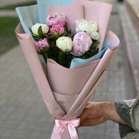 Букет из 7 пионов