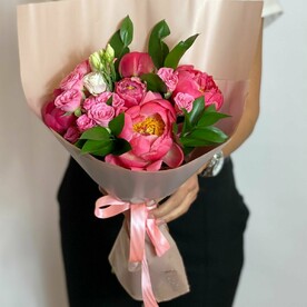 Букет из пионов, кустовых роз и лизиантус