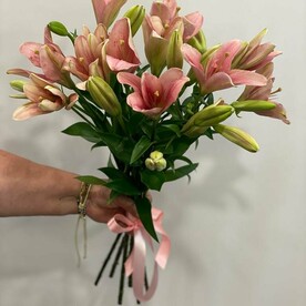Букет из розовых лилий