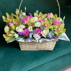 Орхидея в цветах