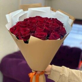 Букет из алых роз