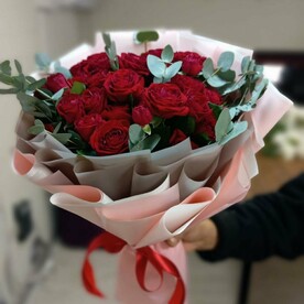 Букет из красной кустовой Розы