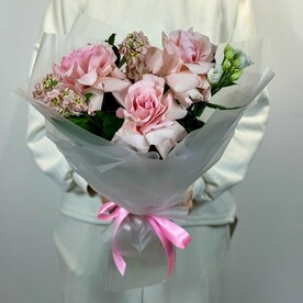 Букет из французских роз, маттиолы и эустомы