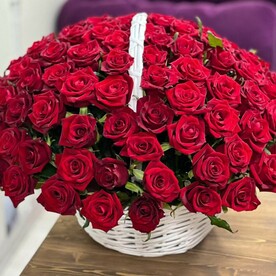 101 роза в корзине