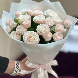 Белая кустовая роза