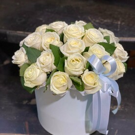 25 белых роз в коробке