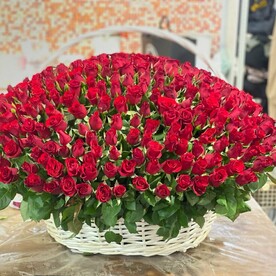201 роза в корзине