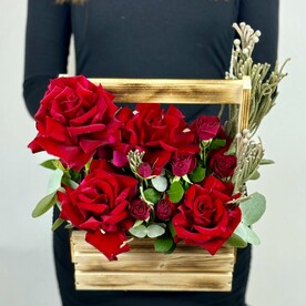Композиция из красных розочек