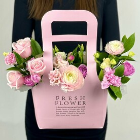 Композиция с ранункулюсом