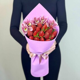 Букет " Орхидея с клубникой"