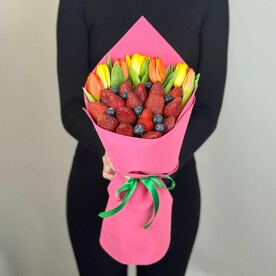 Букет " Тюльпаны с клубникой и голубикой"