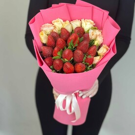 Букет  "Кустовые розы с клубникой"