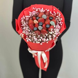 Букет " Гипсофилы с клубникой, голубикой и мармеладками"