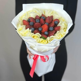 Букет " Белые розочки с клубникой и голубикой"