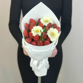 Букет " Клубника с белыми герберами и зеленью"