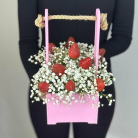 Композиция "Клубника с гипсофилой в деревянном ящике"