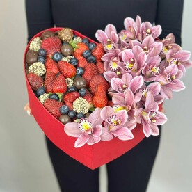 Композиция "Коробка-сердце с орхидеей, клубникой, голубикой и шоколадными конфетами"