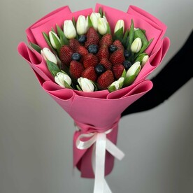 Букет "Белые тюльпаны с клубникой и голубикой"