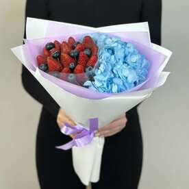 Букет "Голубая гортензия с клубникой и голубикой"