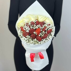 Букет "Белые розы с гипсофилой и клубникой"