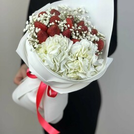 Букет " Гортензия белая с гипсофилой и клубникой"