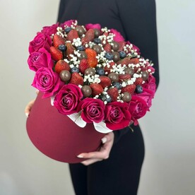 Композиция в шляпной коробке с розами и гипсофилой, клубникой, голубикой и шоколадными конфетами