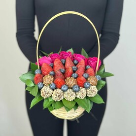 Композиция " Корзина роз с зеленью, клубникой, голубикой и шоколадными конфетами"