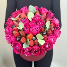 Композиция "Коробка с розами и клубникой"