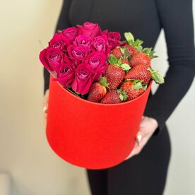 Композиция "Ярко-малиновые розы с клубникой"