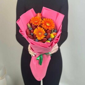 Букет "Герберы с тюльпанами  и клубникой"