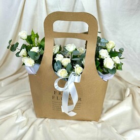 Белая кустовая роза в сумочке