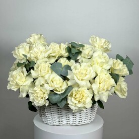 Французские розы с эвкалиптом в корзине