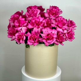 Малиновые французские розы в коробке