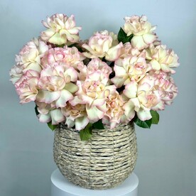 51 французские розочки в корзинке