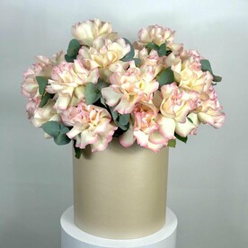 39 французских розочек с эвкалиптом в коробке