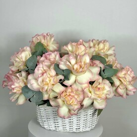 25 французских роз с эвкалиптом в корзинке