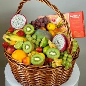 Корзина свежих фруктов