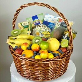 Большая корзина фруктов и сыров