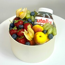 Коробка ягод и фруктов с Нутеллой