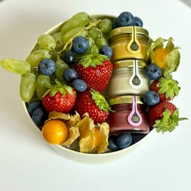 Коробка ягод и меда