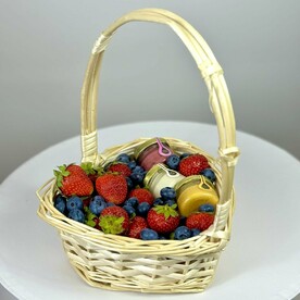 Корзиночка с ягодами и медом