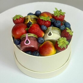 Коробочка фруктов с медом