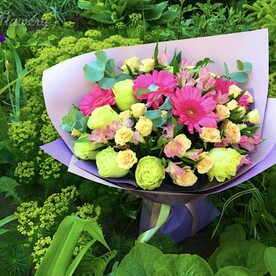 Букет с розовыми герберами