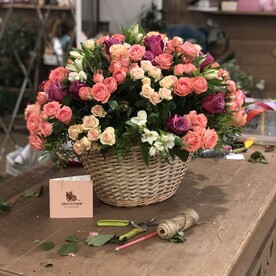 Большая корзина с розочками