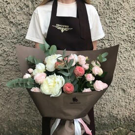 Букет с белыми пионами