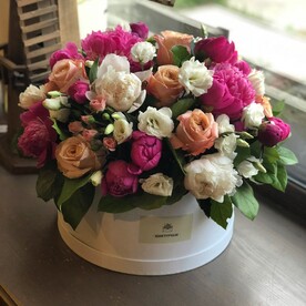 Большая коробка из пионов