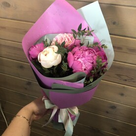 Букет из 5 пионов