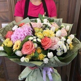 Гортензия, Хризантема, Гербера, Роза кустовая, Тюльпан, Роза, Салал, Лизиантус Эустома, Упаковка